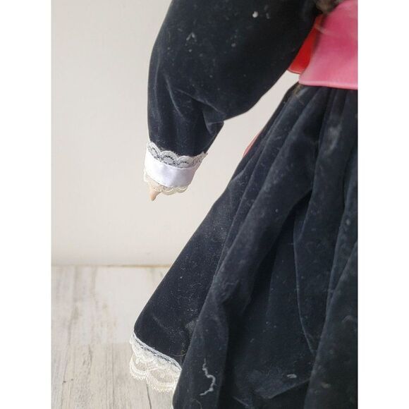 Brinn's Lindsey porcelain doll collectible decor figure - Picture 15 of 16